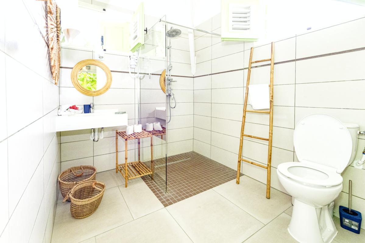14.Location villa piscine Marie Galante Guadeloupe_Salle de douche